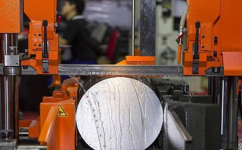 五桂山街道立式金属带锯床切削出现跑带故障解决方法！